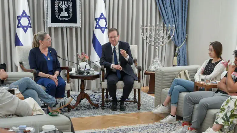 הרצוג במפגש עם בני משפחותיהם של התצפיתניות