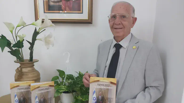 עם הספר הביוגרפי על קורותיו. ויקטור בן נעים