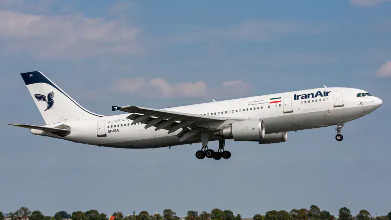 Самолет иранских авиалиний. Иллюстрация