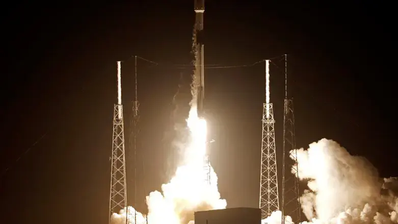 חללית ממריאה. ארכיון