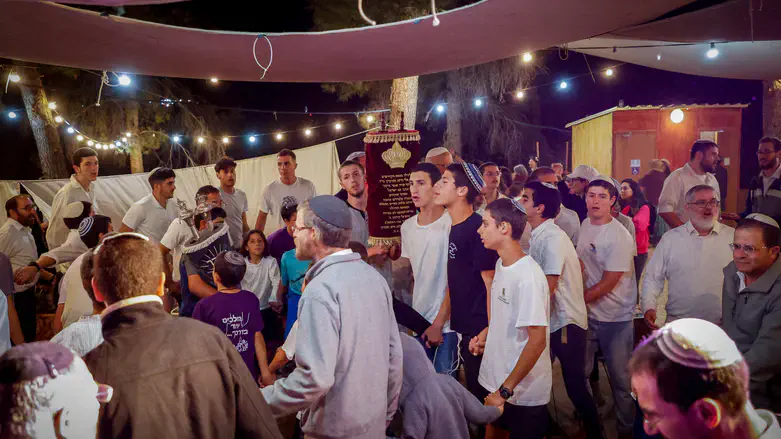 התפיסה היהודית בנוגע לאבלות וחגים היא היכולת להכיל מורכבות. הקפות שניות