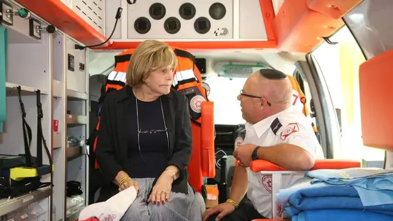 צ'רנה מוסקוביץ' ז"ל באמבולנס שתרמה למועצת שדות נגב
