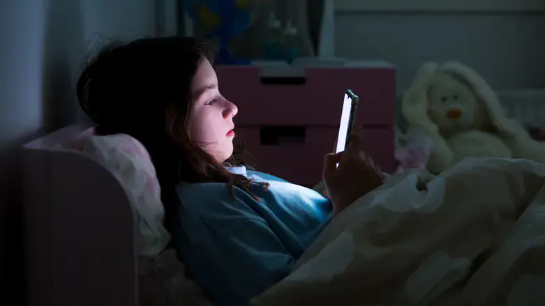 כשהילדה מסתירה