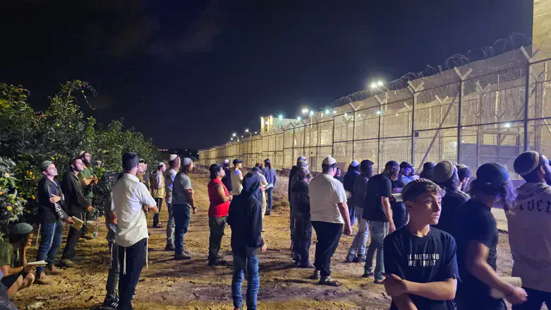 Чтение «слихот» около тюрьмы «Римоним»