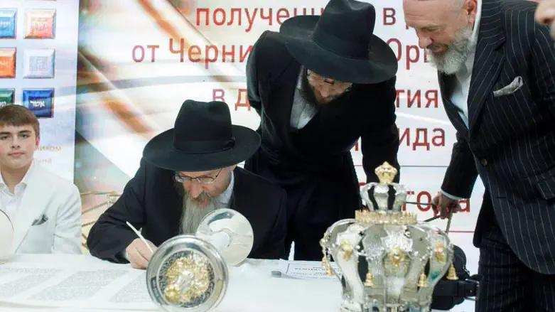 הכנסת ספר התורה החדש