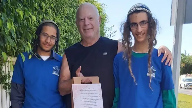 תלמידים אצל משפחתו של רס"ן צפריר בר אור.