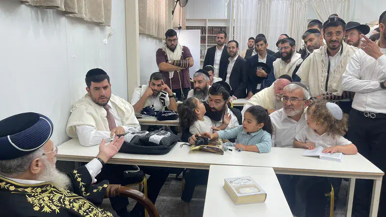 הרב יוסף בתלמוד תורה בלוויית ראש העיר