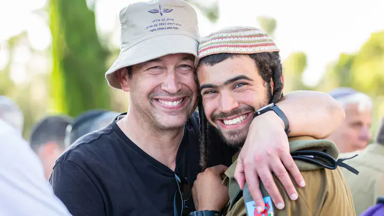 יעקב ניצן עם בנו סמ"ר גלעד נחמיה ז"ל