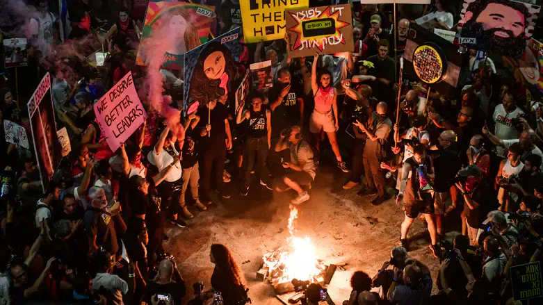 Протестующие жгут костры в Тель-Авиве