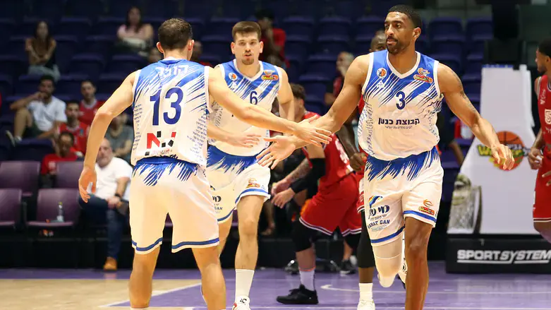 שחקני רמת גן חוגגים מול הפועל ת"א