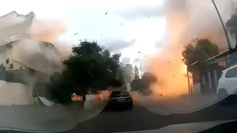 Момент попадания ракеты в Кирьят-Бялик