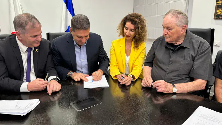 החתימה על ההסכם החדש