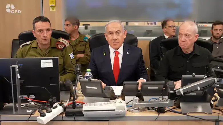 Netanyahu at Air Force operations center in Tel Aviv