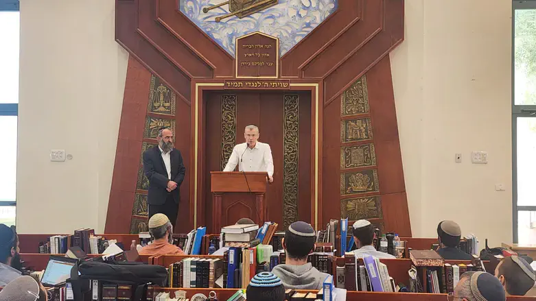 השר לוין בישיבת מצפה יריחו