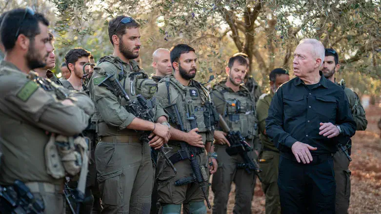 גלנט עם הלוחמים בצפון