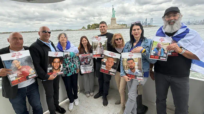 Семьи похищенных израильтян возле Статуи Свободы