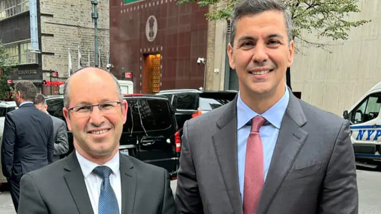 נריה מאיר לצד נשיא פרגוואי