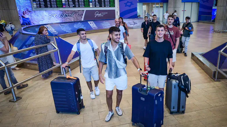 רבים מ"צעירי מעמד הביניים" ידעו גם לעלות על מטוס מחו"ל כדי להצטרף ללחימה. אילוסטרציה