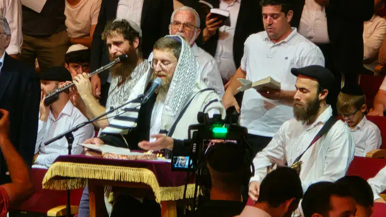יצחק מאיר באמירת הסליחות