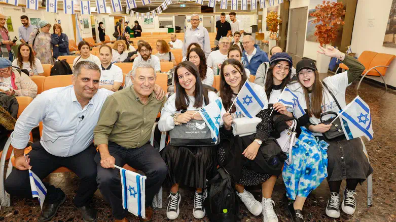 Ofir Sofer, Doron Almog, with French Olim