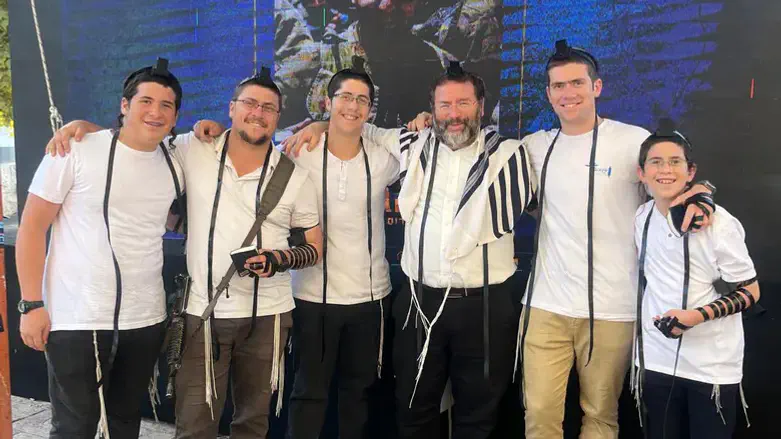 משפחת לונדין בהנחת התפילין במאהל הגבורה