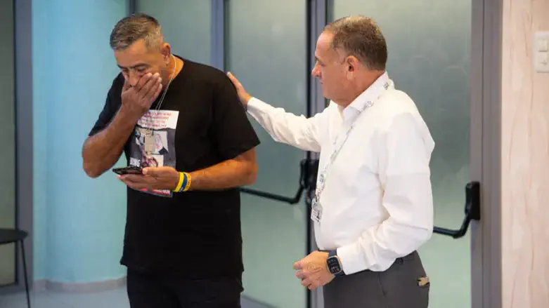 אבי המשפחה עם מנכל בית החולים