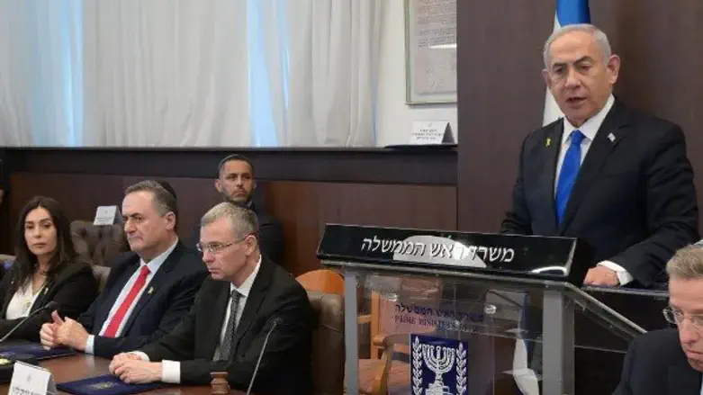 Netanyahu at cabinet meeting