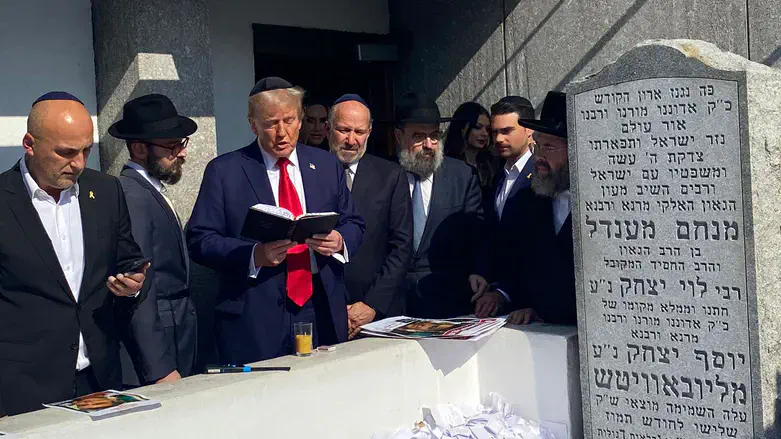 Trump visits the Rebbe's grave