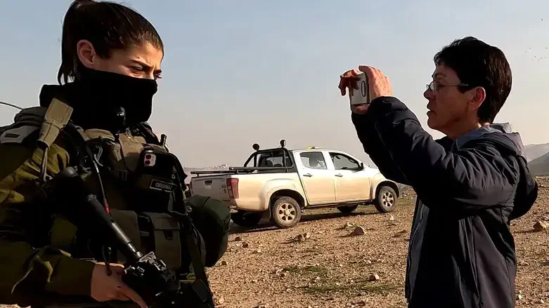 פעילת שמאל מטרידה חיילת