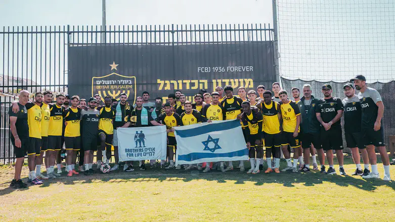 שחקני המועדון עם הלוחמים היום