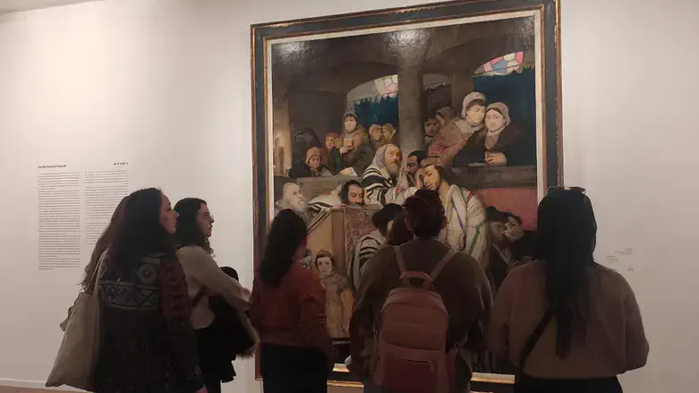 סטודנטיות ליד יצירתו של גוטליב