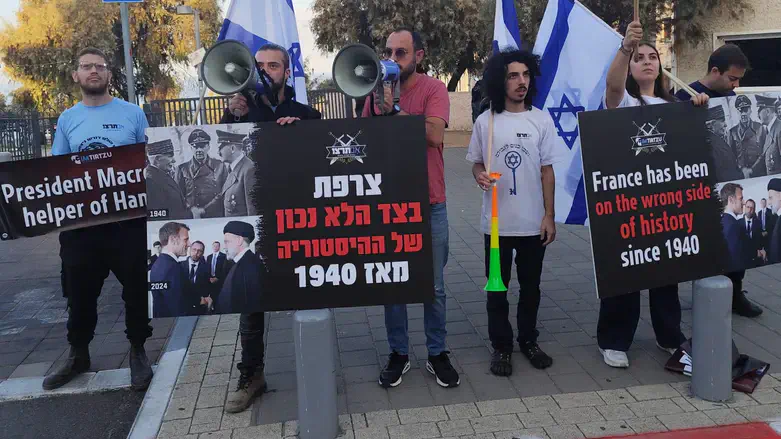 The protesters in front of the French ambassador's house