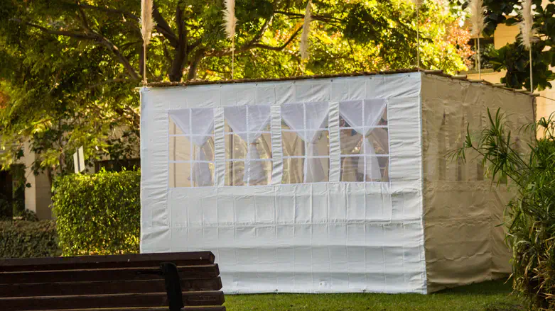 בכל זאת, כולם ראויים לשבת באותה סוכה. אילוסטרציה