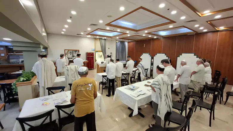 תלמידי הישיבה במניינים בקיבוצים