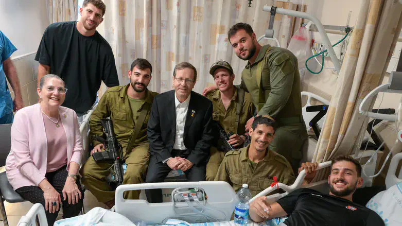 הרצוג בביקור פצועים