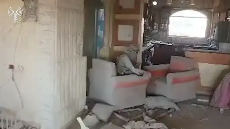 סינוואר זורק מקל על רחפן