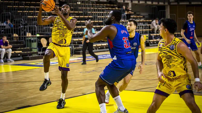 טאקר. שלשה גדולה בסיום