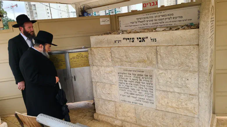 הרב המנוח על קברו של הרב שך זצ"ל