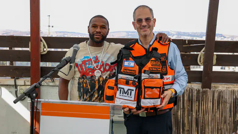 Floyd Matweather donates bulletproof vests