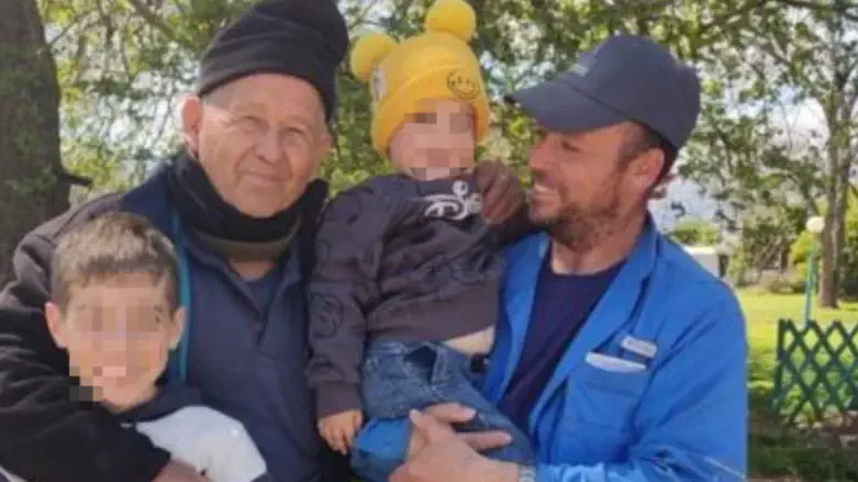 Омер Вайнштейн (справа) с семьей