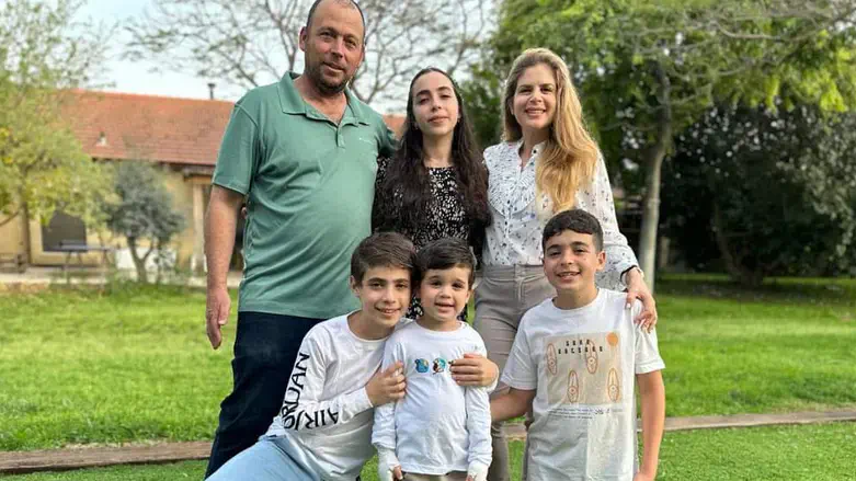 Omer Weinstein, one of the victims, with his family