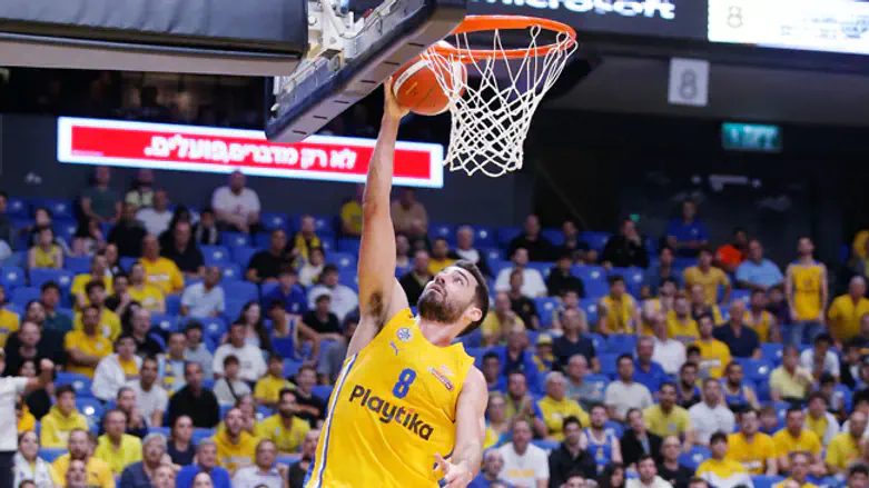 רפי מנקו בדרך לסל