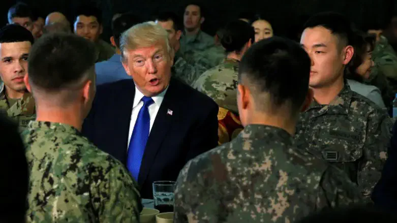 טראמפ עם חיילים בדרום קוריאה (ארכיון)