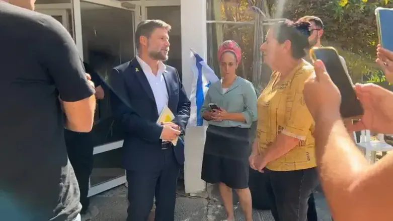 סמוטריץ' מבקר בקיבוץ ניר עוז
