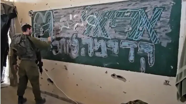 דביר עמיאור צובע את הקיר