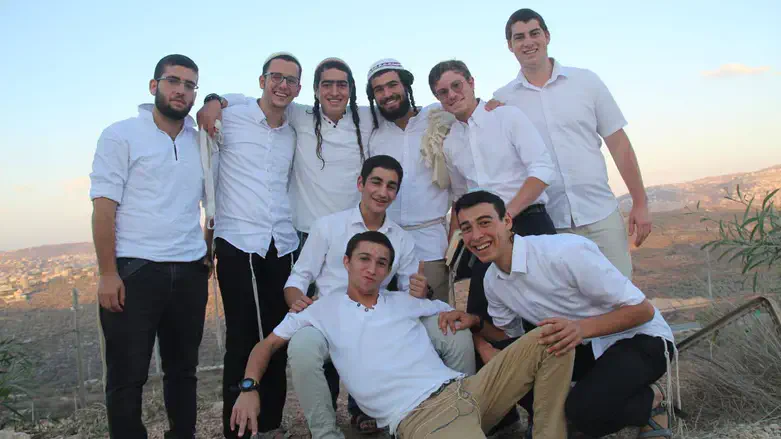 אורי, ראשון משמאל למעלה. גלעד שלישי מימין