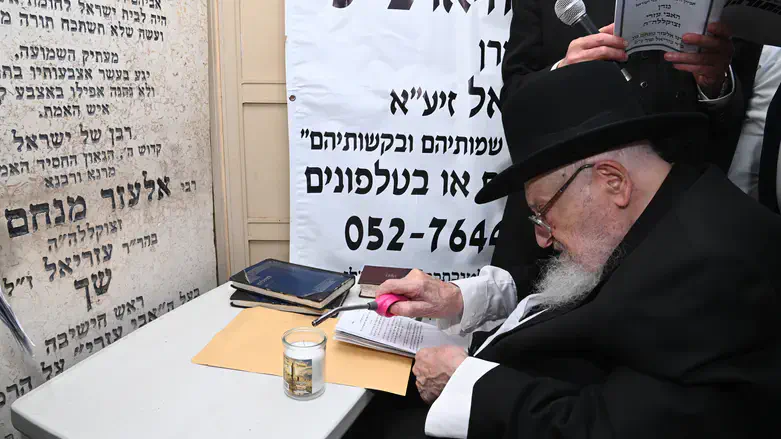 הרב ברגמן על קבר חמיו