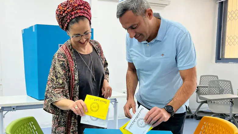 ראש עיריית שדרות אלון דוידי מצביע