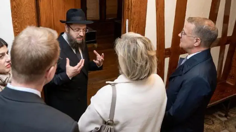 הרב טייכטל עם נשיאת הפרלמנט הגרמני ב-770