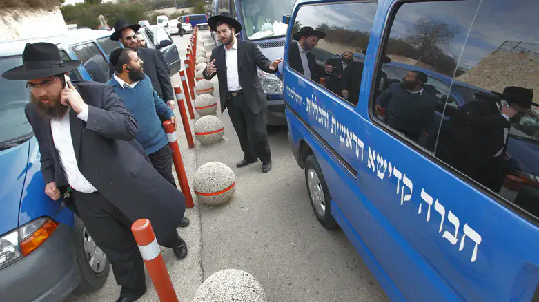 סופגים את התסכול של האבלים הטריים. אנשי חברה קדישא